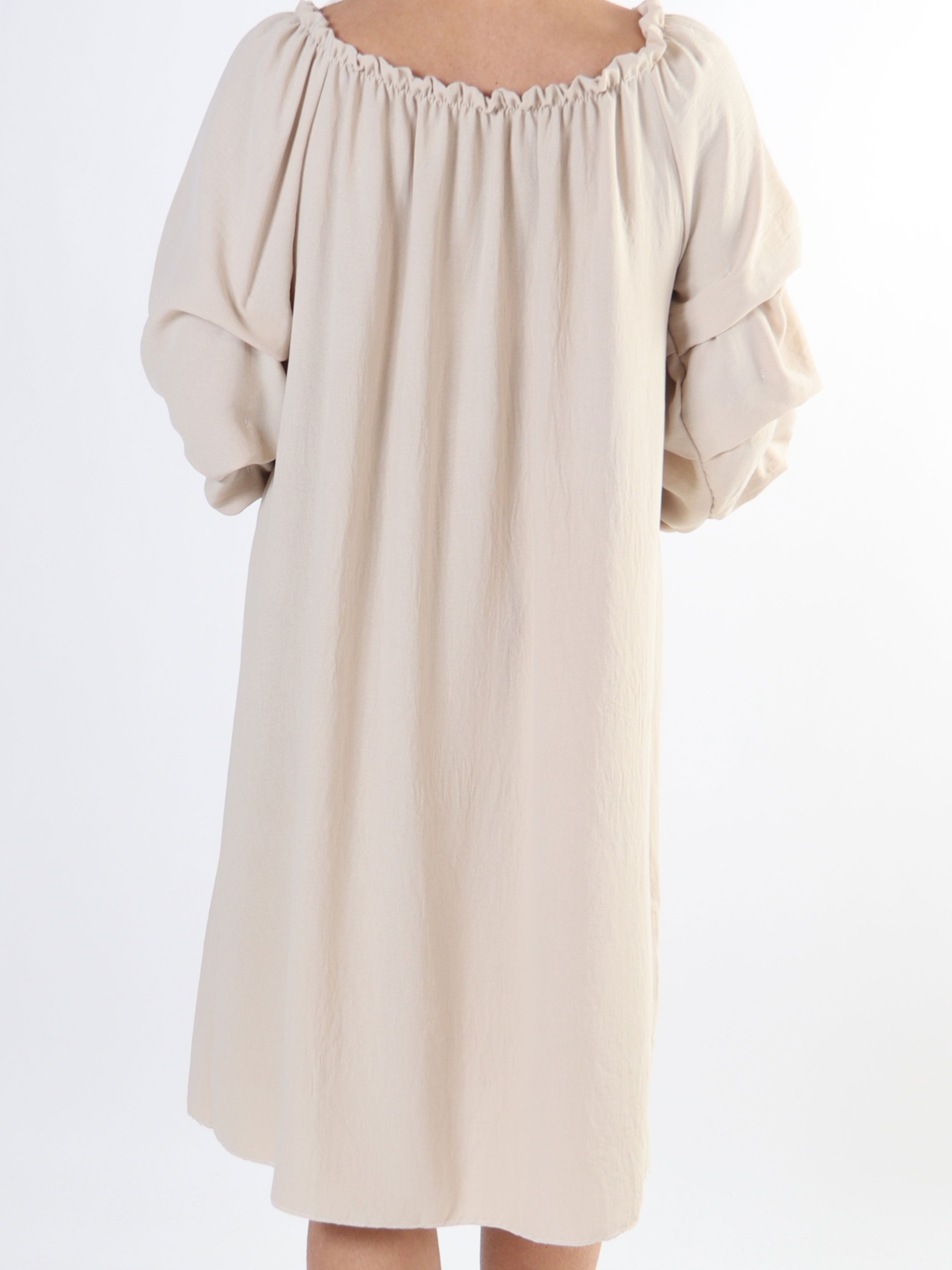 Joanna - Klänning i viskos med rynkad ärm i stora storlekar